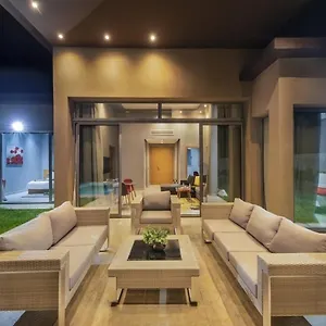 Palms Edge Avec Piscine & Jardin Prives Villa
